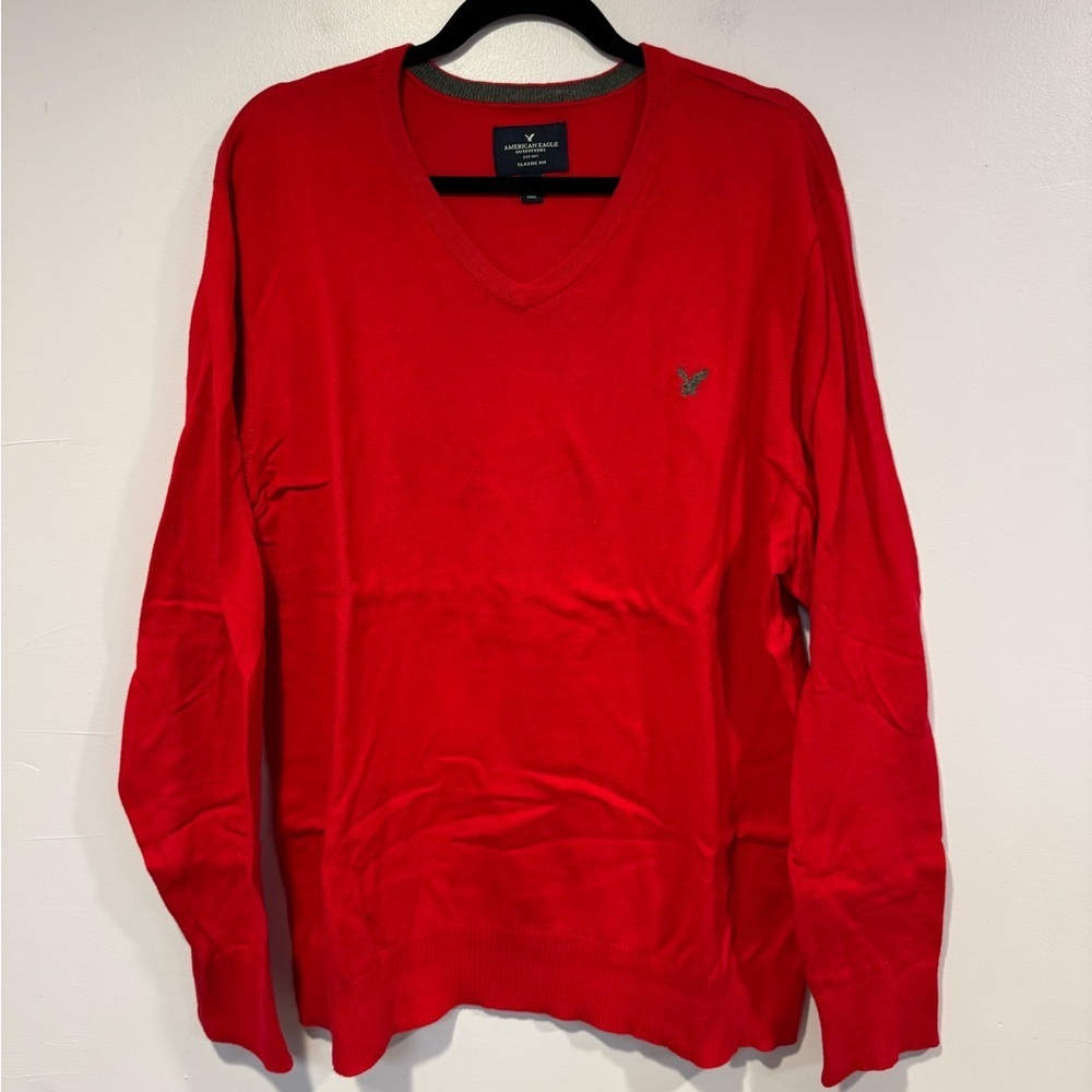 Red American eagle vneck sweater‎